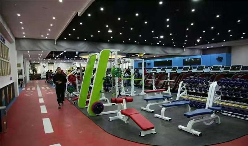 健身房地面用地坪漆施工時(shí)，可以選擇氟硅彈性地坪